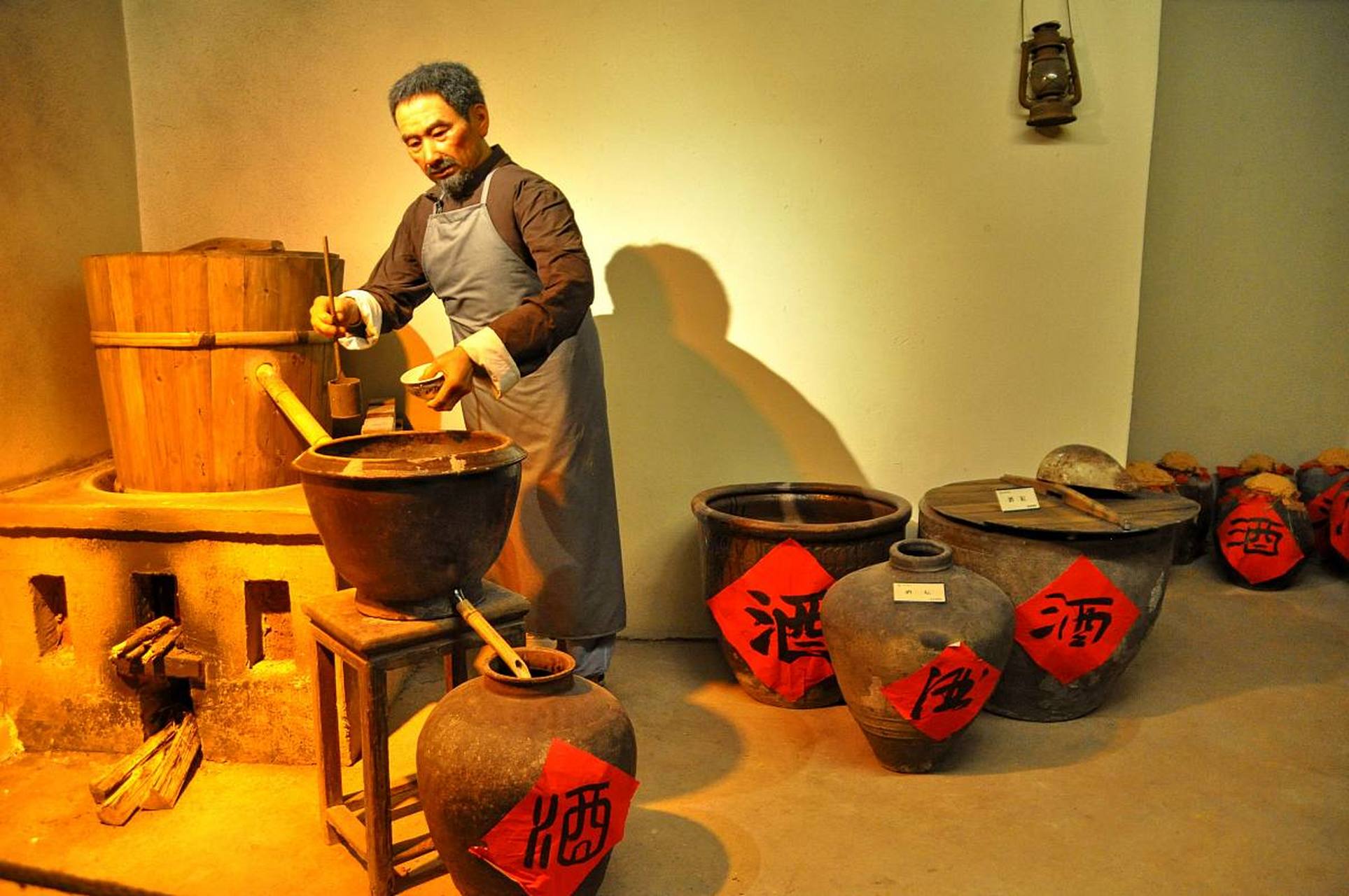 醋也称醯(xī),酢(cù),苦酒,是以粮食,糖类或酒糟为原料,经醋酸侥父