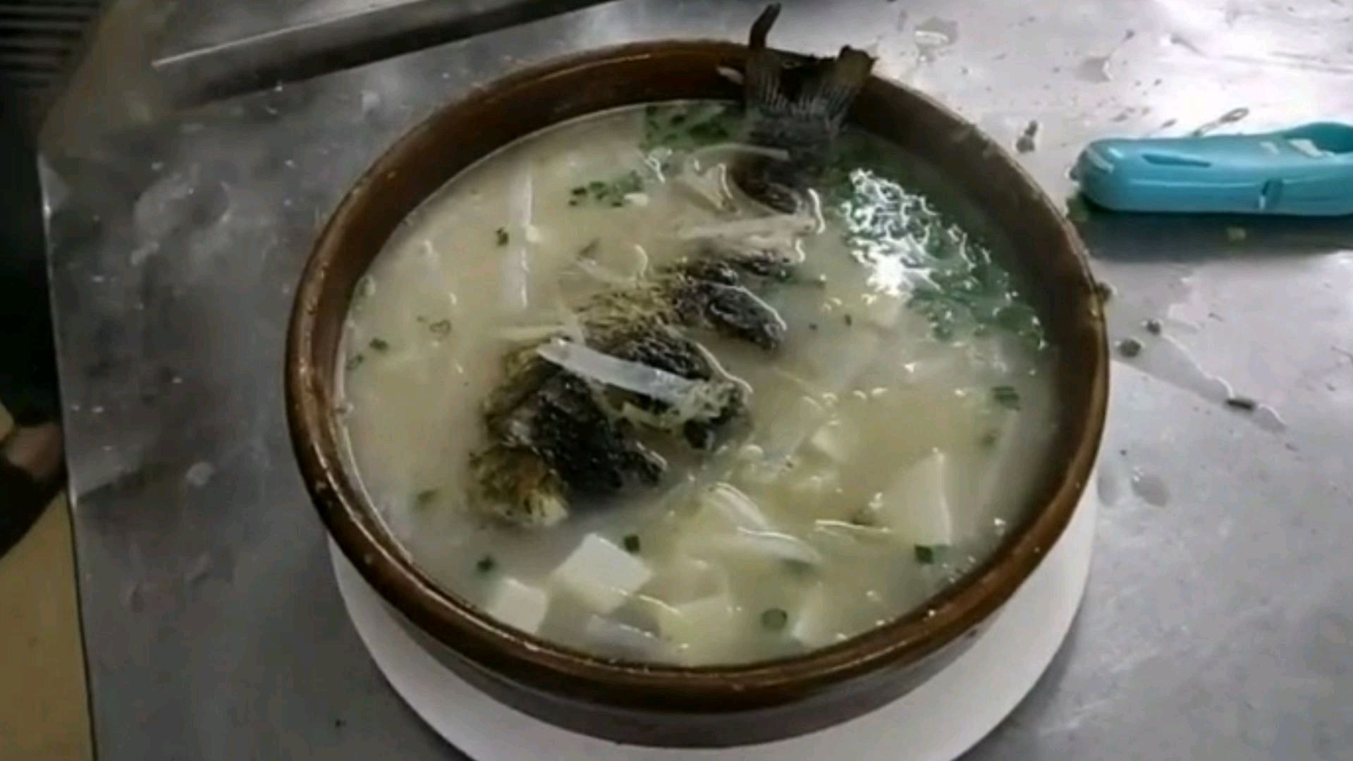 大厨教你鲫鱼汤最正宗的做法,鱼汤奶白无腥味,在家就能轻松做