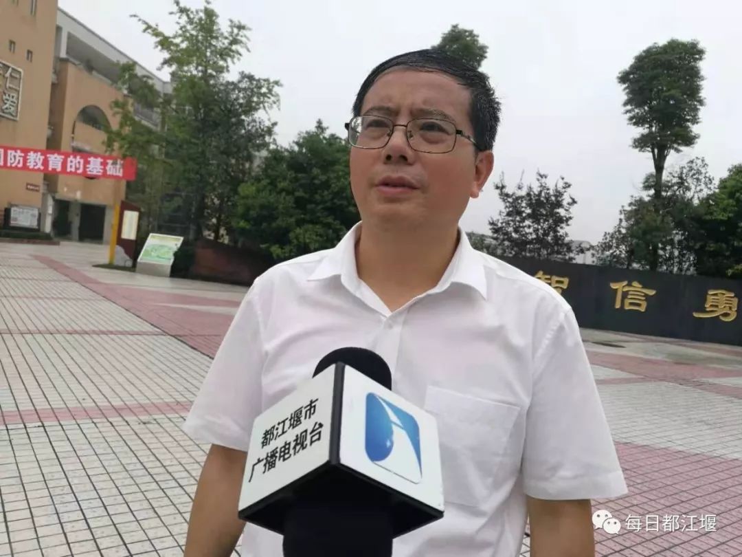 都江堰市八一聚源高级中学举行喜迎祖国70华诞暨国防教育特色成果汇报