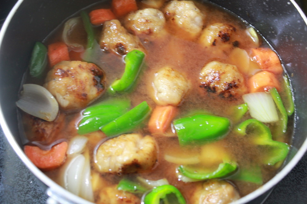 步骤六:倒入调味料,慢慢煮一会,等到汤变少以后,用淀粉勾芡.