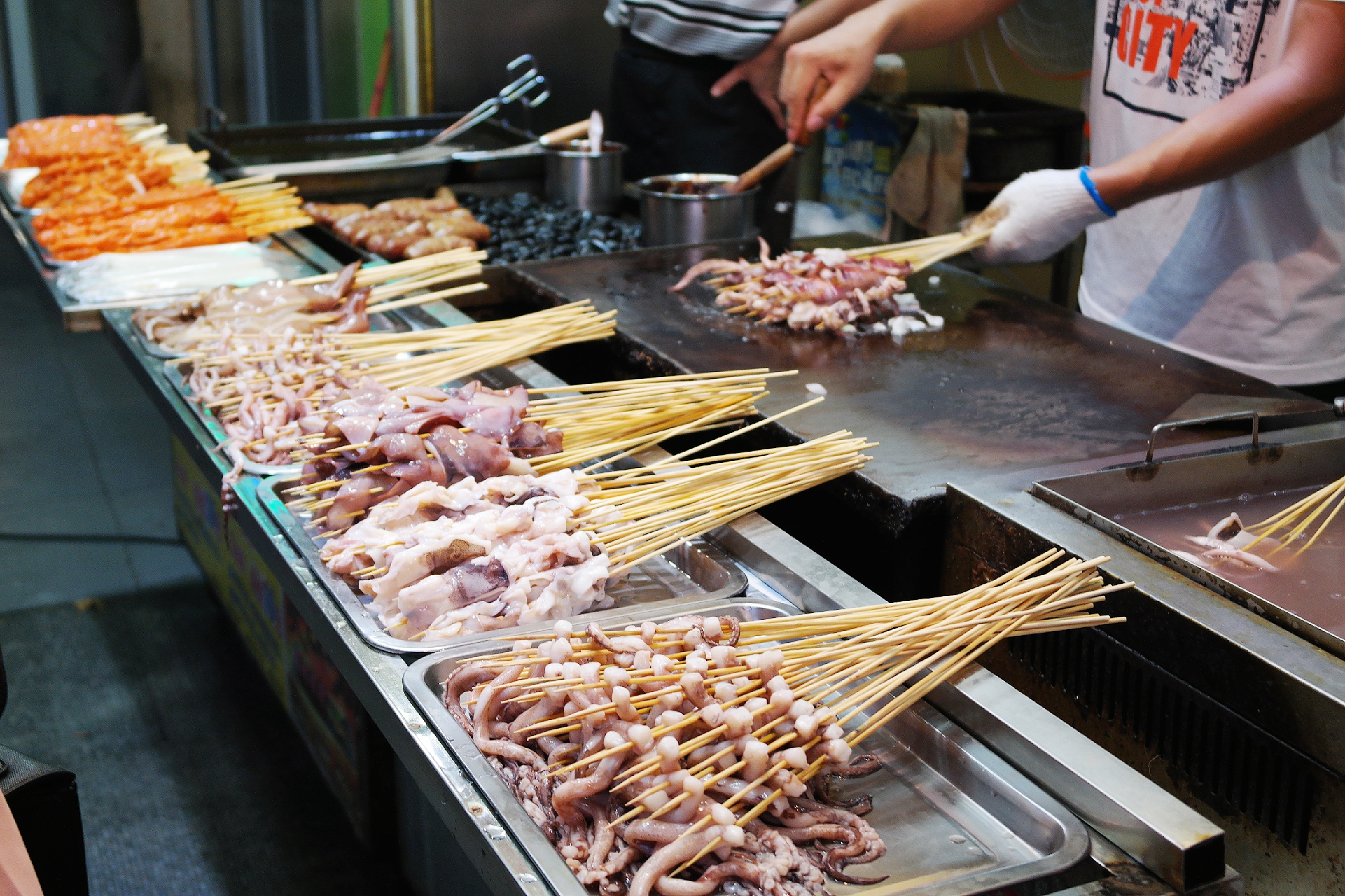 童年时爱吃的铁板鱿鱼,似乎是每座城市都喜欢的小吃!