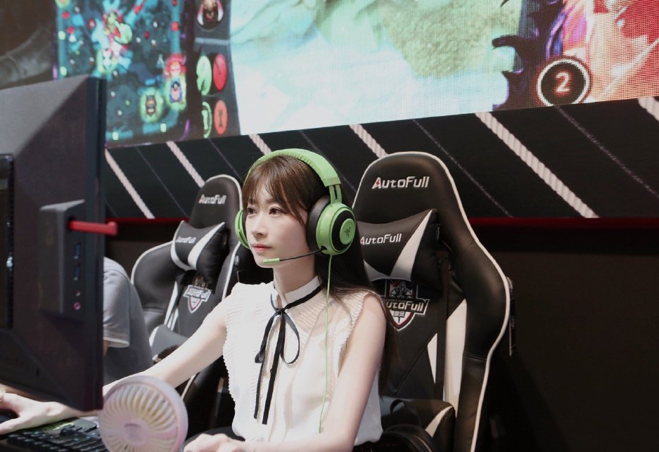 dota2女解说颜值被质疑坦克,一姐ams实力拯救,不愧是圣腿皇