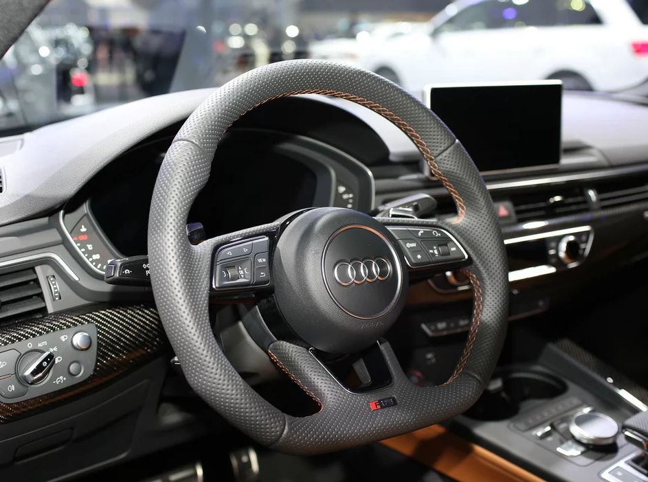 方向盘大小适中,握感舒服,操控一点毛病都没有