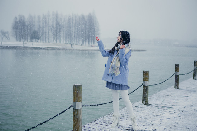 雪地中的小姐姐,白丝美腿比雪还白