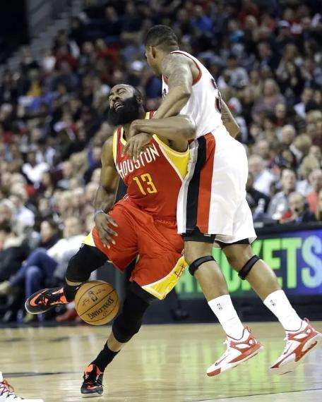 为什么哈登碰瓷厉害?8张图对比告诉你,只因他一点和别人不同