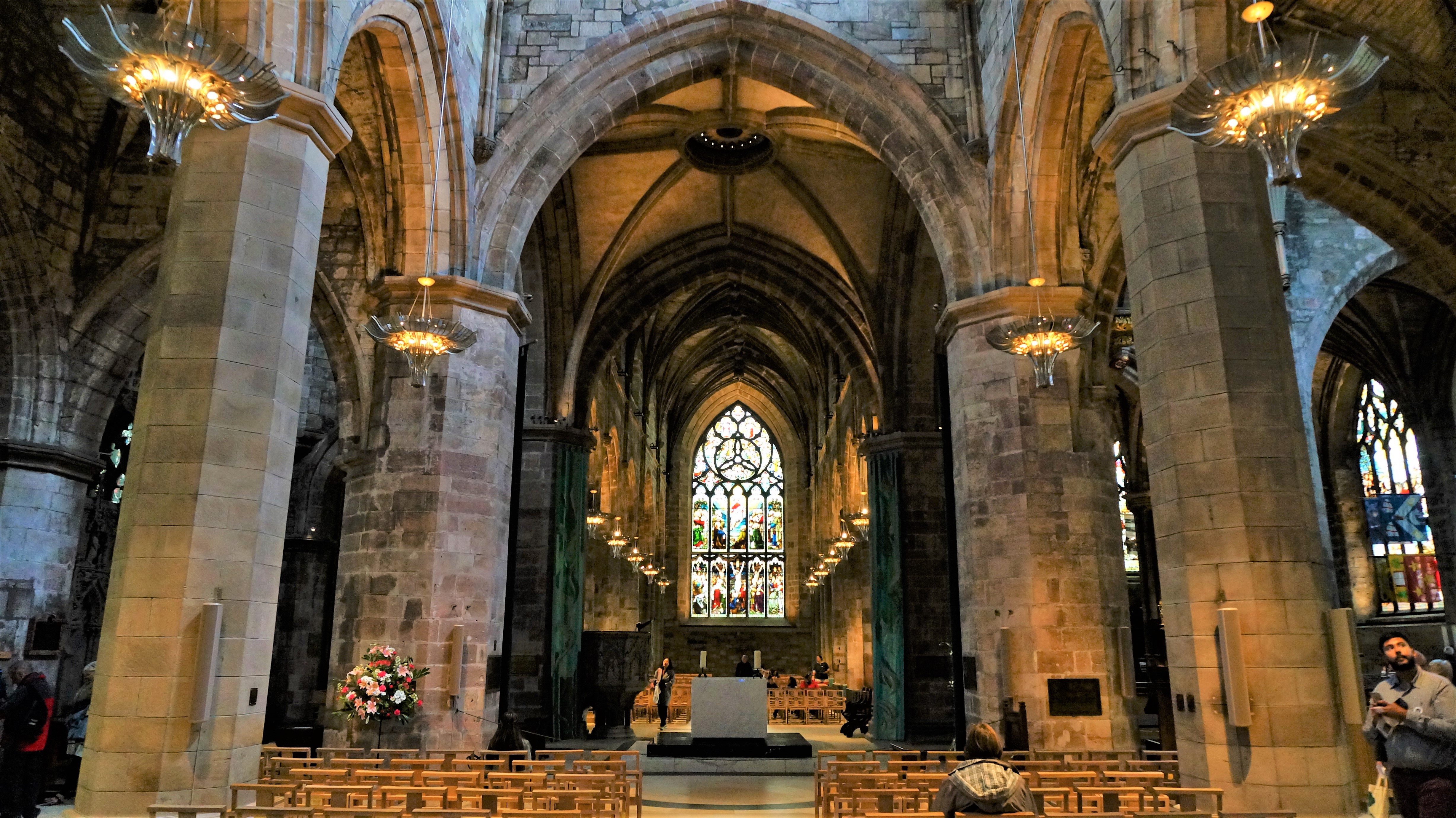 走进教堂大门,如同瞬间踏入了另一个世界,与外面街道上的喧嚣形成鲜明