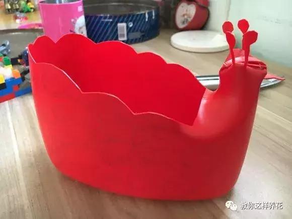 洗衣液桶不要扔,这样剪两刀,比买的花盆还漂亮!