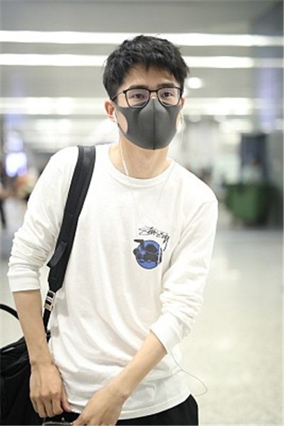 刘昊然现身机场,身穿白色秋衣配黑色宽松裤,戴口罩低调出行