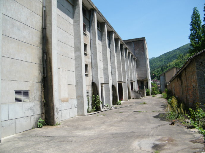 大别山中这家兵工厂,生产船舰柴油机,产品放山洞,今人去楼空