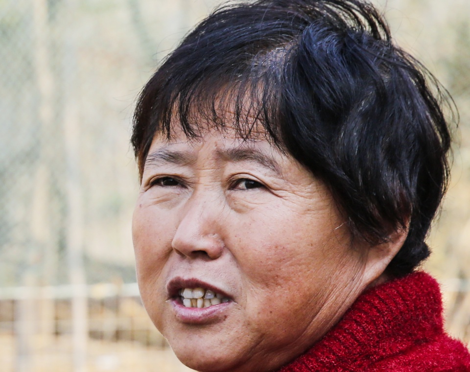 农村大姐孤身一人,靠30年前老院搞养殖给儿子买房买车