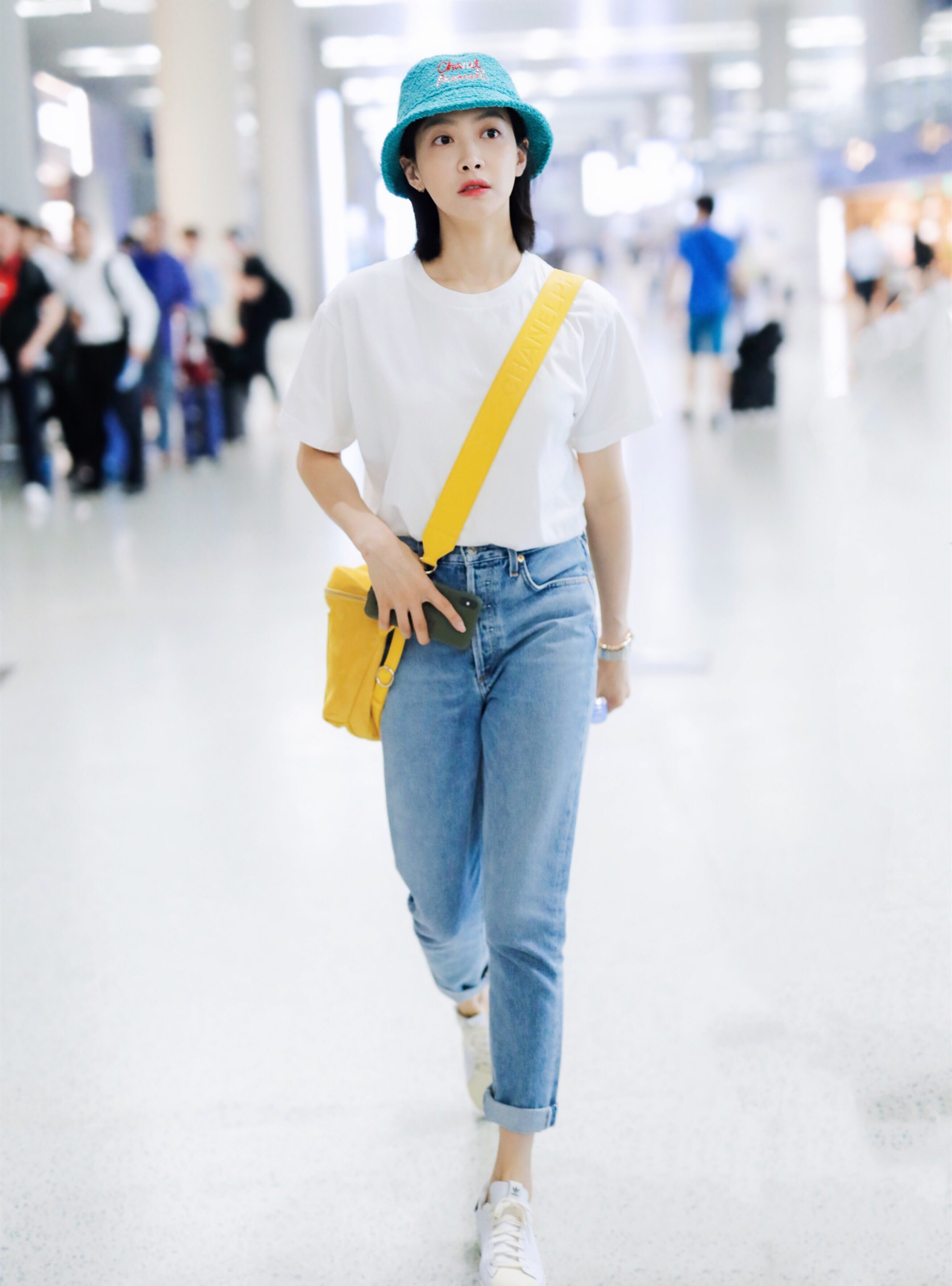 宋茜白t恤蓝牛仔洋溢青春气息,扶个电梯都这么美
