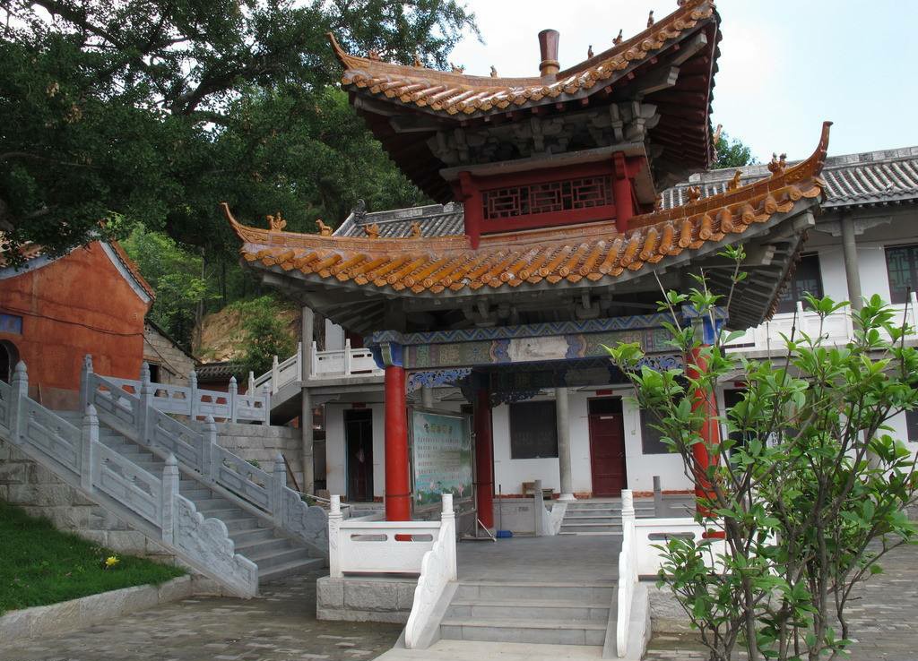 平顶山文殊寺真实风景照,佛教文化气息浓厚,寺中古树被称活化石