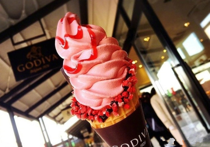 想来份这样的草莓甜筒