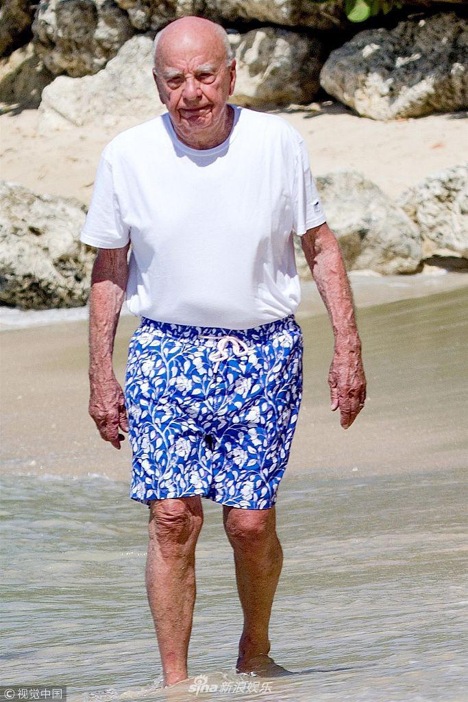 87岁默多克穿碎花短裤游泳