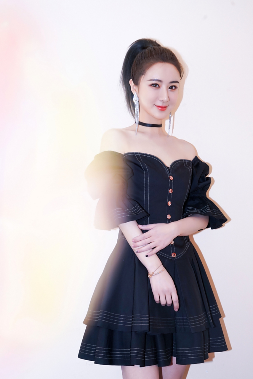 一字肩的款式对于呈现女人味的效果会非常好,呈现出性感的香肩和锁骨