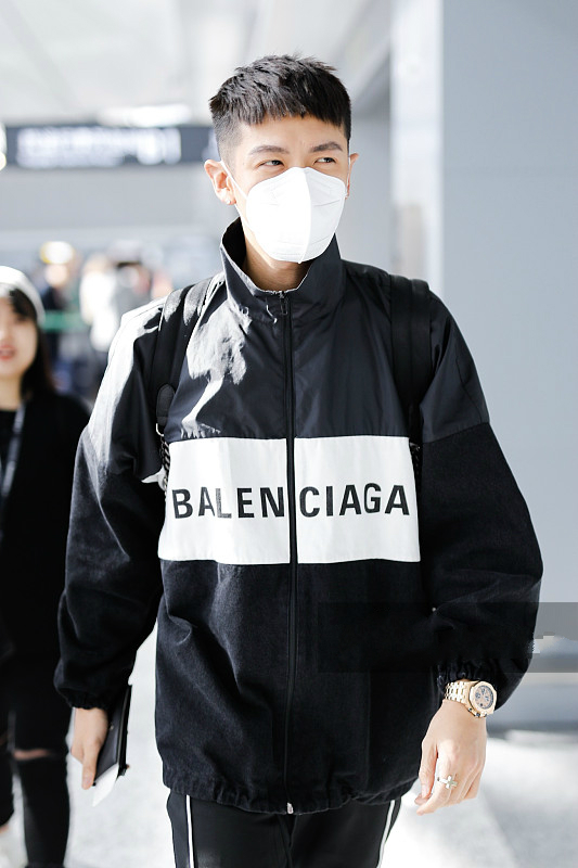 戒毒成功的柯震东戴口罩现身机场,身材消瘦美手修长但爆青筋