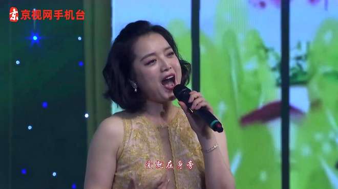 [图]中国大舞台：白雪演唱《爱在身边》，还是一如既往的好听