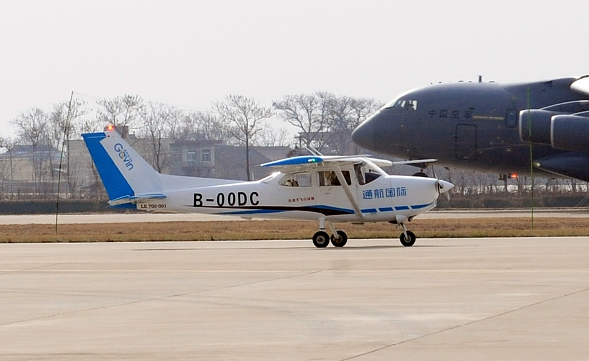 国产小鹰-700飞机成功首飞(1)