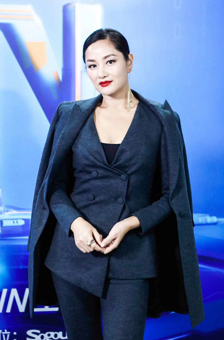 瞿颖帅气西装亮相搜狗in盛典,现场传授好身材秘籍