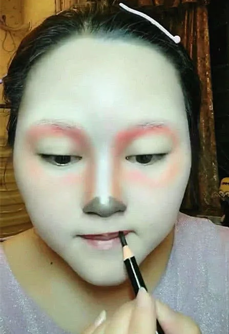 抖音小姐姐仿妆"第五人格"律师,网友:还原度极高!