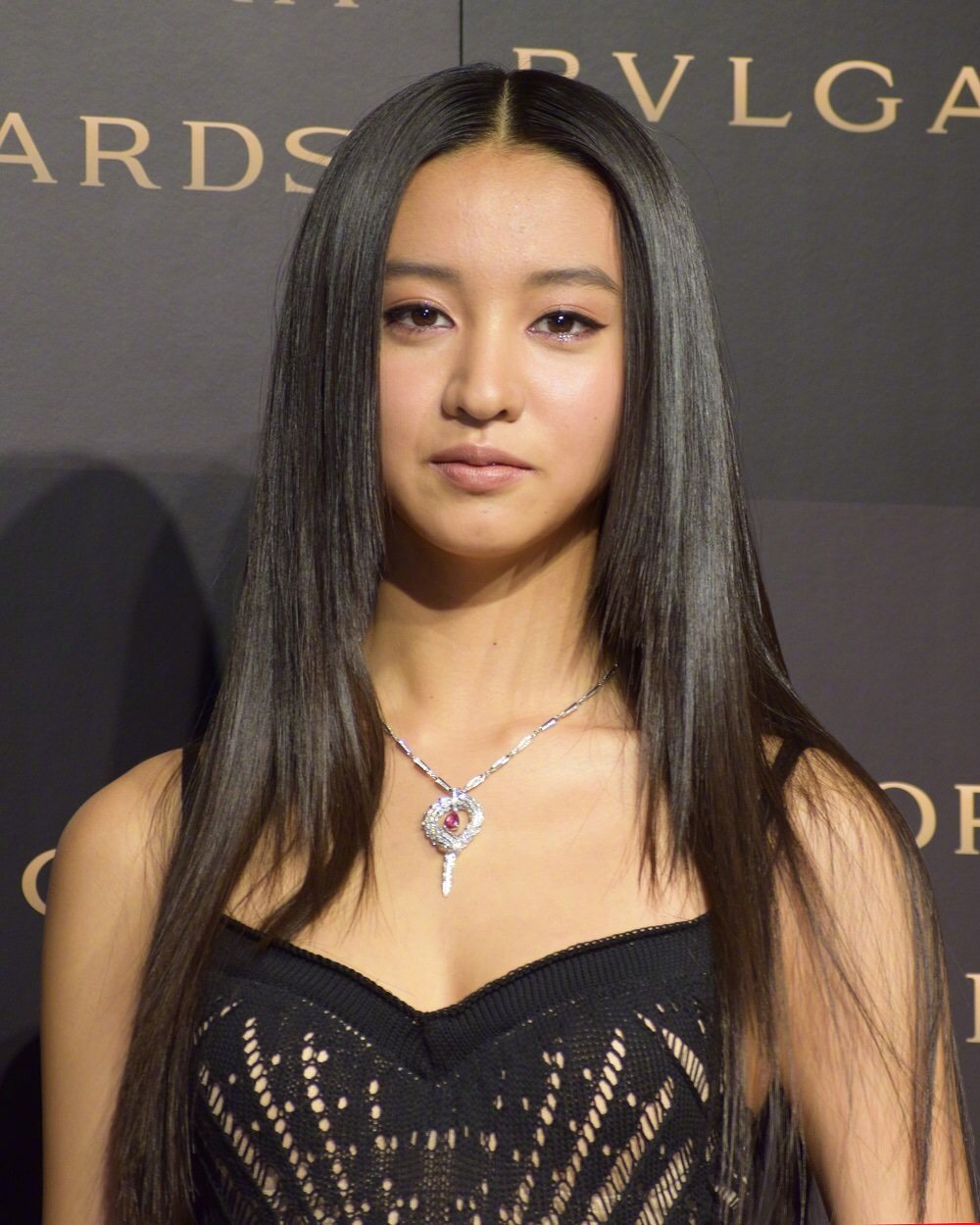 木村光希颜值高任性,穿黑色蕾丝裙走性感路线,完全看不出她16岁