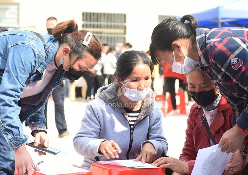 浙江义乌:劳务市场再现繁忙景象