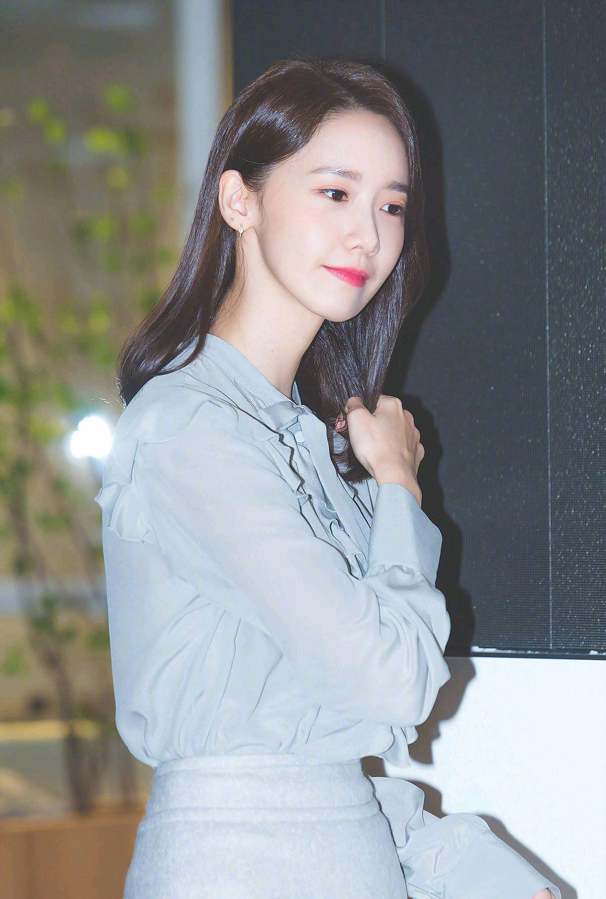 林允儿这个造型超温柔,鳄鱼笑太可爱了,网友: 美貌还是服允儿