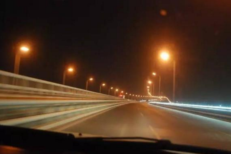 晚上高速公路上是没有路灯的,所有的照明都要靠自己的汽车来提供