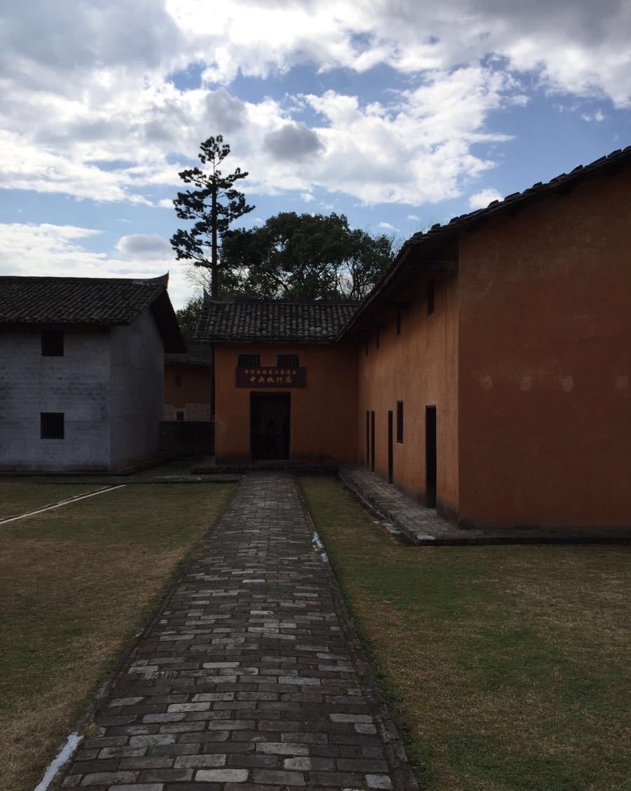 它造型独特,从空中俯视,宛若扣在大地中的红军八角帽.