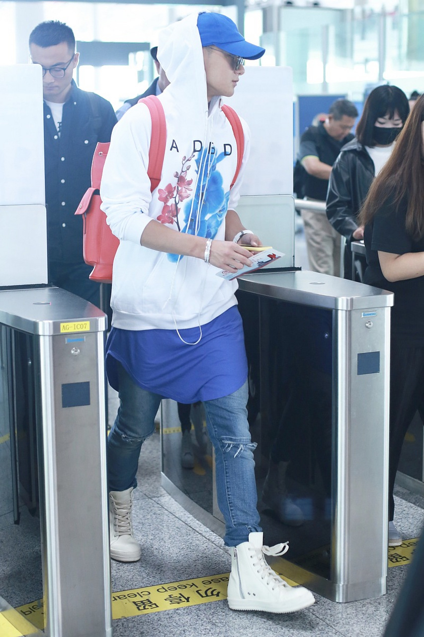 近日,媒体拍到黄子韬带着徐艺洋去吃韩餐的视频.