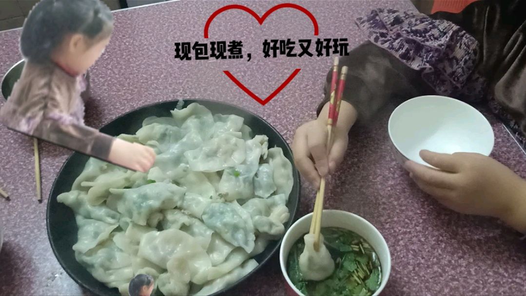 小土豆包饺子像玩橡皮泥 一口气吃了15个 好玩又好吃