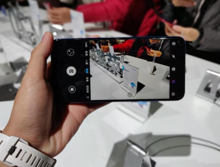 荣耀v20 6 128g版售价2999元,8 128g版3499元,但由于屏下摄像头设计