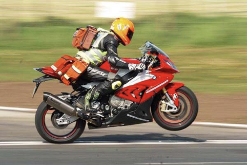 如闪电一般的曼岛tt救护人员:飞行医生john hinds