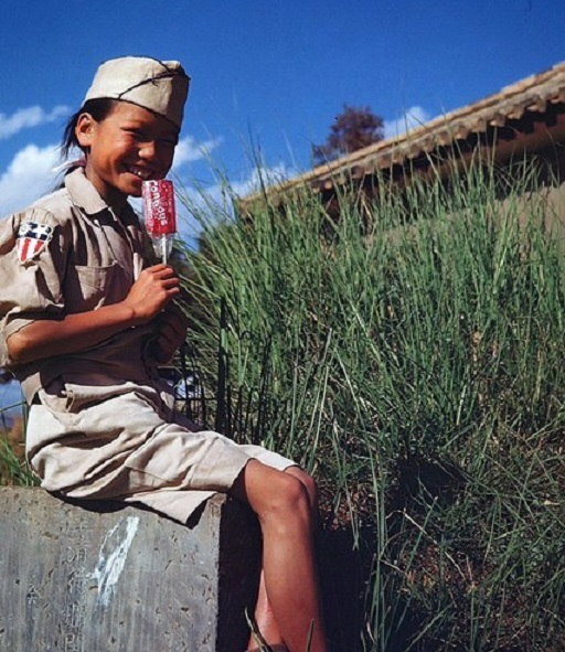 抗战时期的中国童子军,她笑的很灿烂,照片拍摄时间为抗战刚刚胜利后.