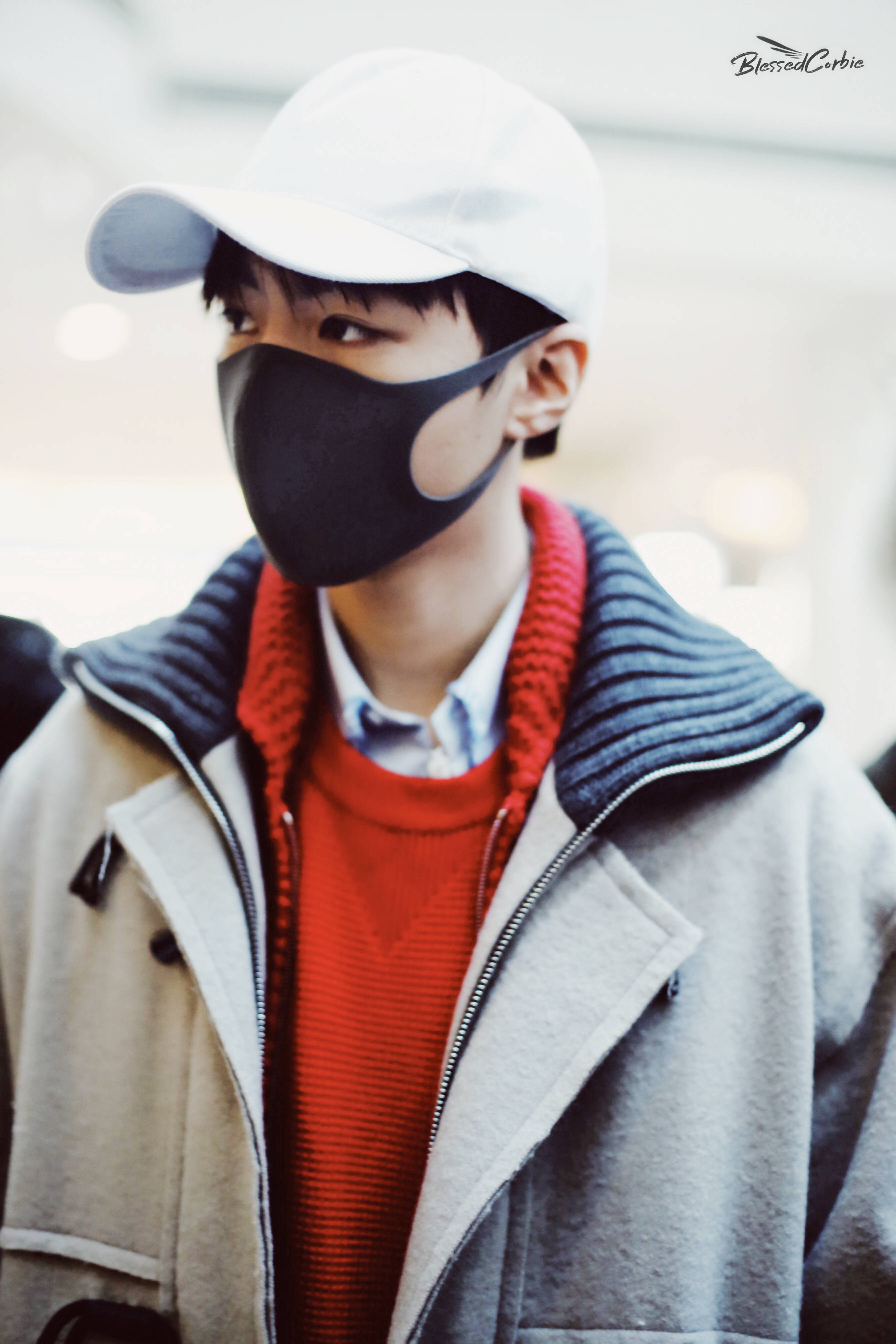 王俊凯穿灰色外套去参加2019年央视春晚彩排,戴棒球帽和口罩遮面