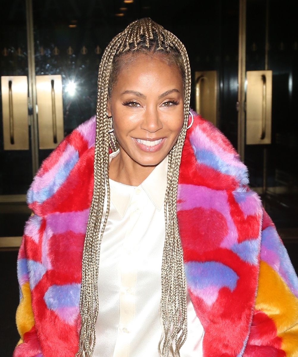 贾达·萍克特·史密斯街拍:拼色皮草大衣吸烟裤 小白鞋脏辫奢华贵妇