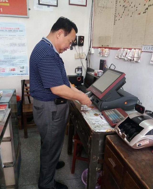 广东阿伯8元中双色球1007万后,先修路造福村民,再享晚年清福