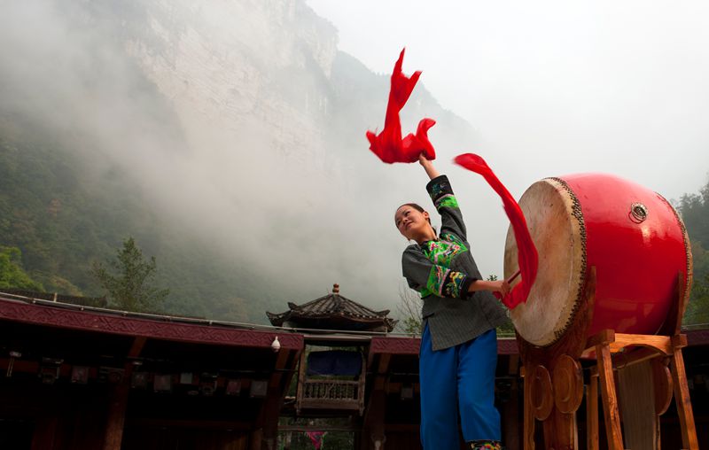 "悬崖上的苗鼓表演"传承民族文化的湘西苗鼓!