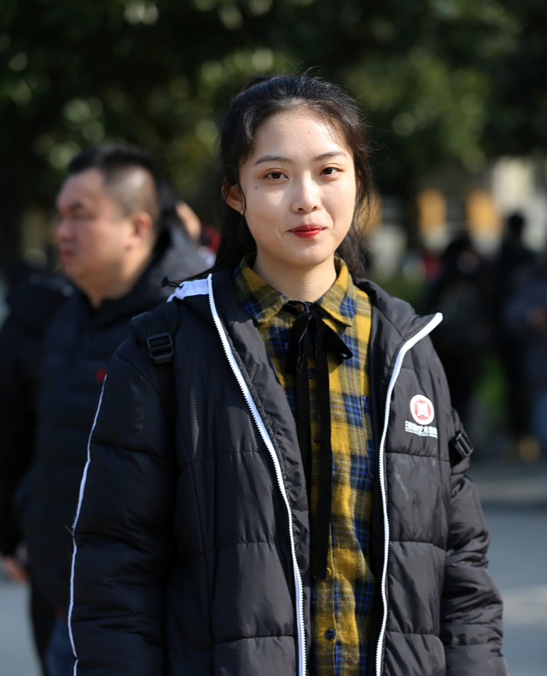 浙江传媒学院艺考初试开始 少男少女"天然脸"刷屏颜值不一般
