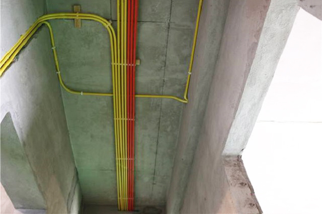 有的师傅说,电路走顶的话,会省去很多的管线材料,其实并不然.