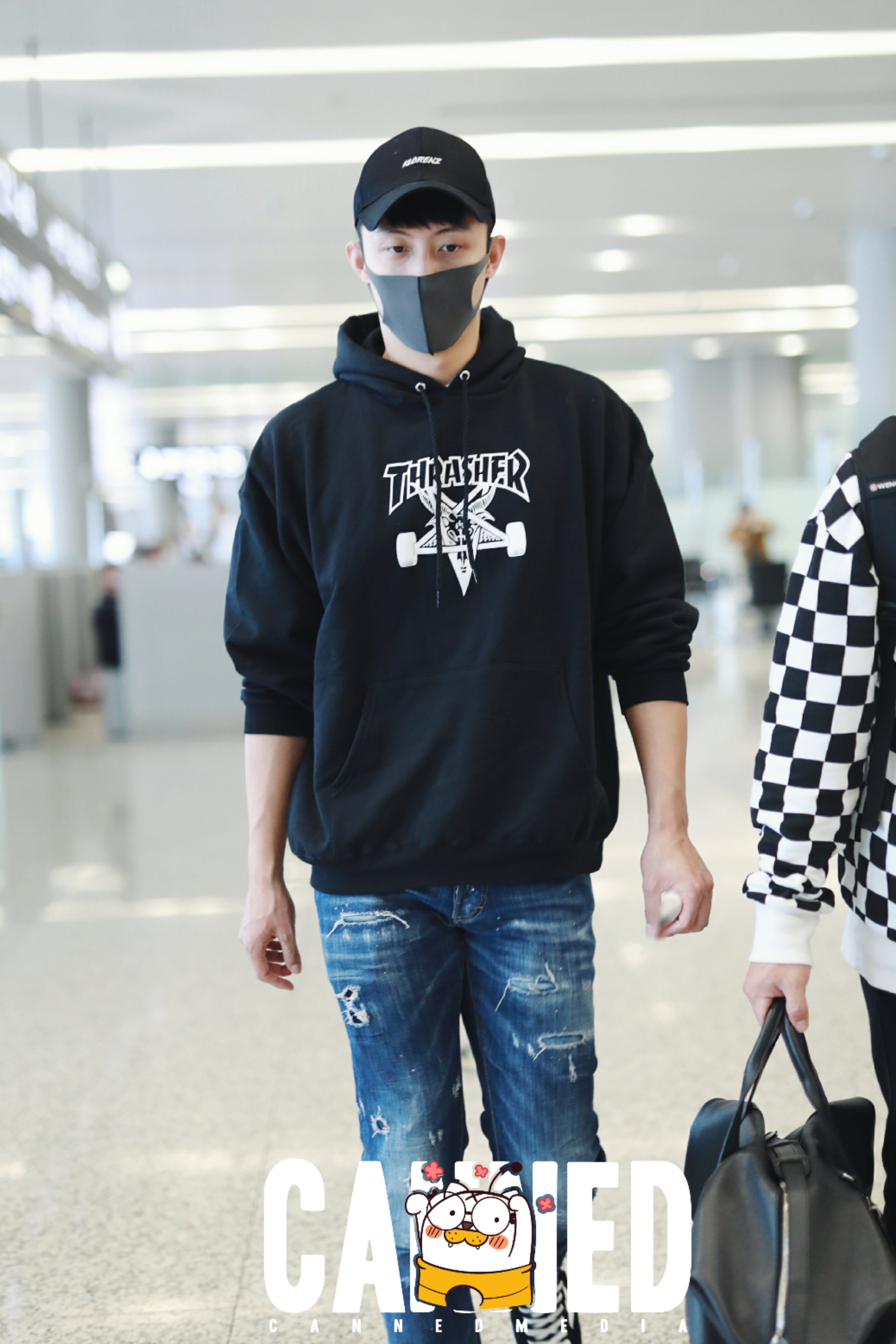 黄景瑜现身机场,黑衣酷帅,神色略显疲惫