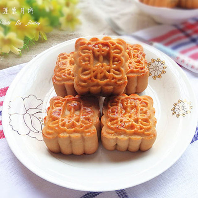 自制莲蓉馅,皮薄松软,油光闪闪,色泽金黄,不会过于甜腻