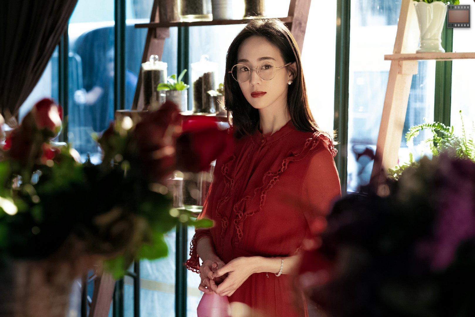 玫瑰色长裙配上眼镜,张钧甯在《唐人街探案》里面的造型可谓惊艳