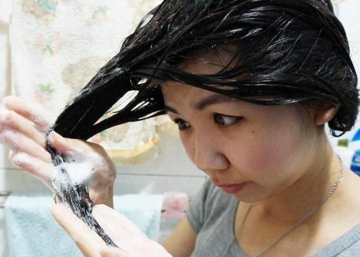 女人刚洗完头发的样子图片