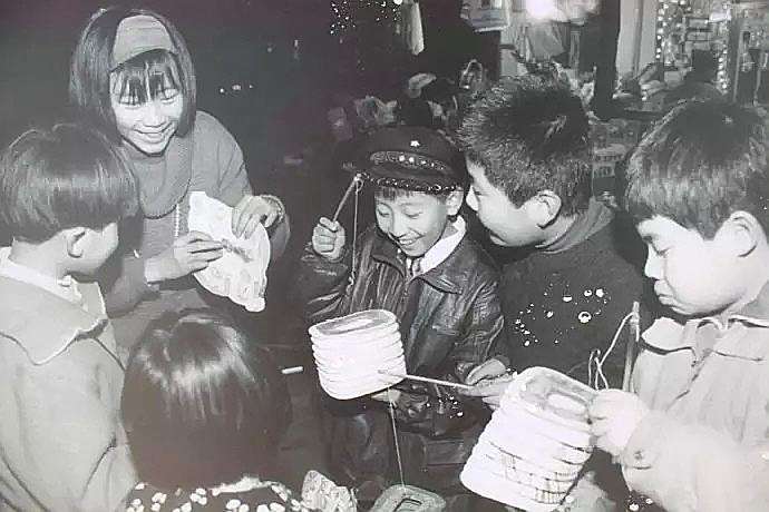 过元宵买灯笼.80年代罕见老照片,原来他们小时候过年的气氛是这样的.