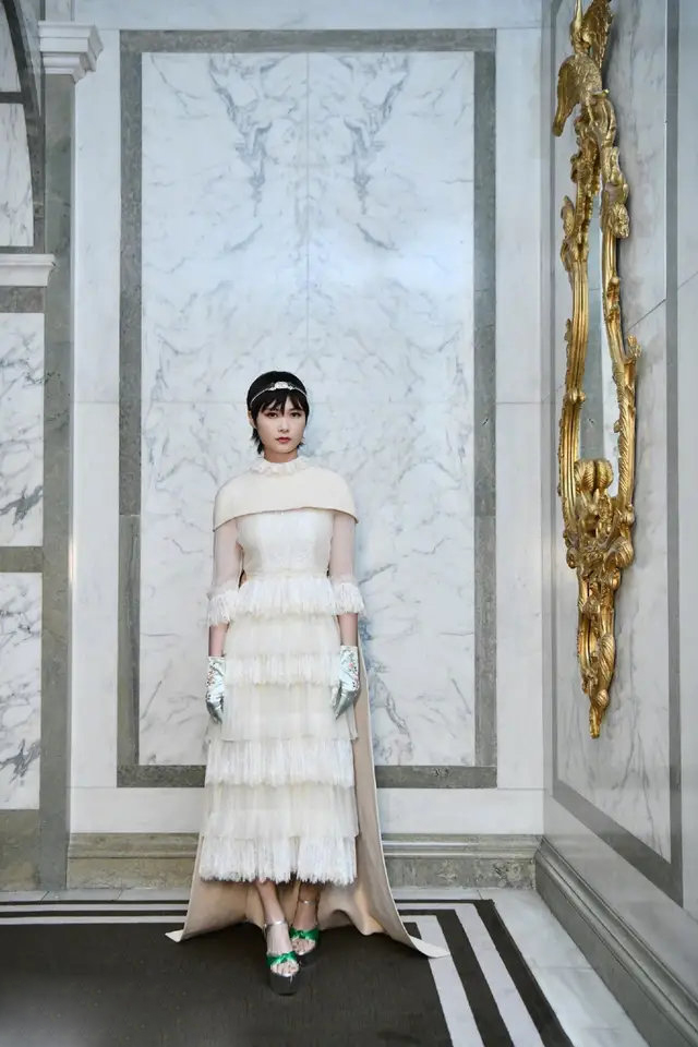 李宇春代言美照:穿优雅女装演绎"高级"魅力,秀出美腿太惊艳了