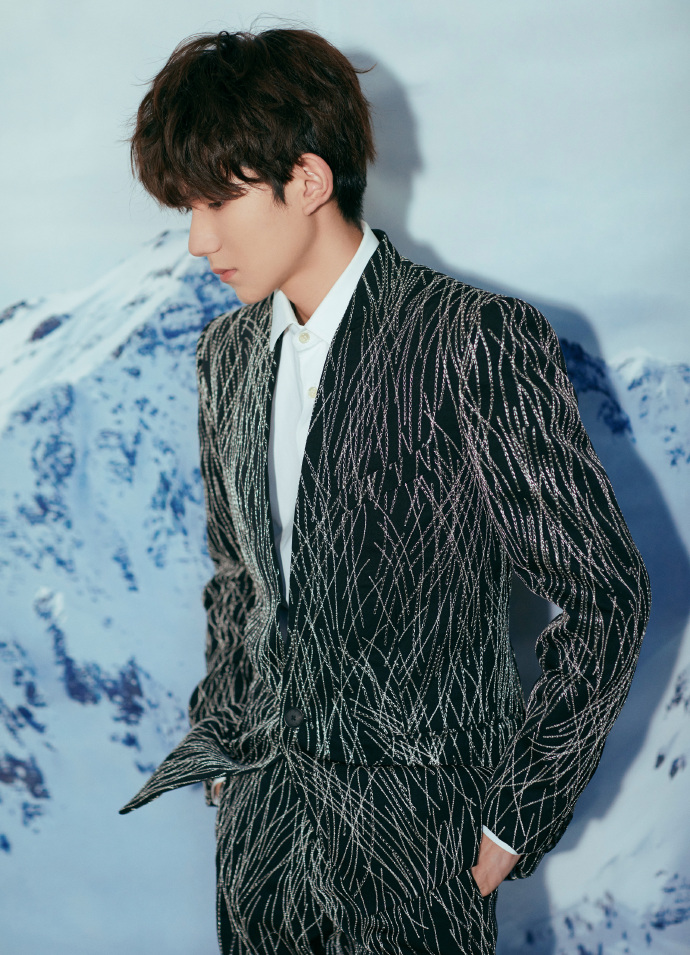 王源变伯爵王子,穿黑色高定西服帅气儒雅,金色刺绣点缀意气风发