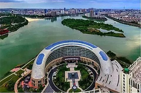 四周环水,水域面积堪比西湖,视野开阔,风景优美,是绵阳新地标