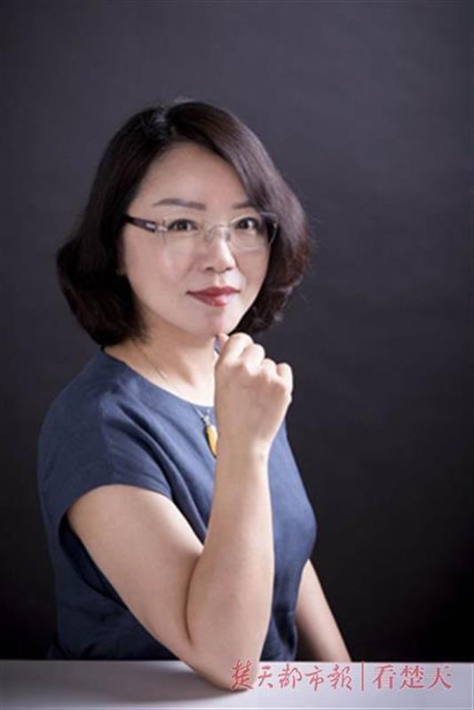 "剁椒"老师为600多位学生写过出国推荐信,家长和学生绣鞋垫感谢她