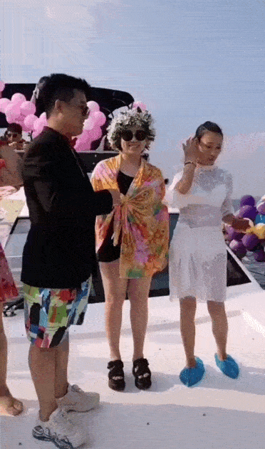 32岁丫蛋穿泳装遭跪地求婚,现任和前夫同为赵本山徒弟